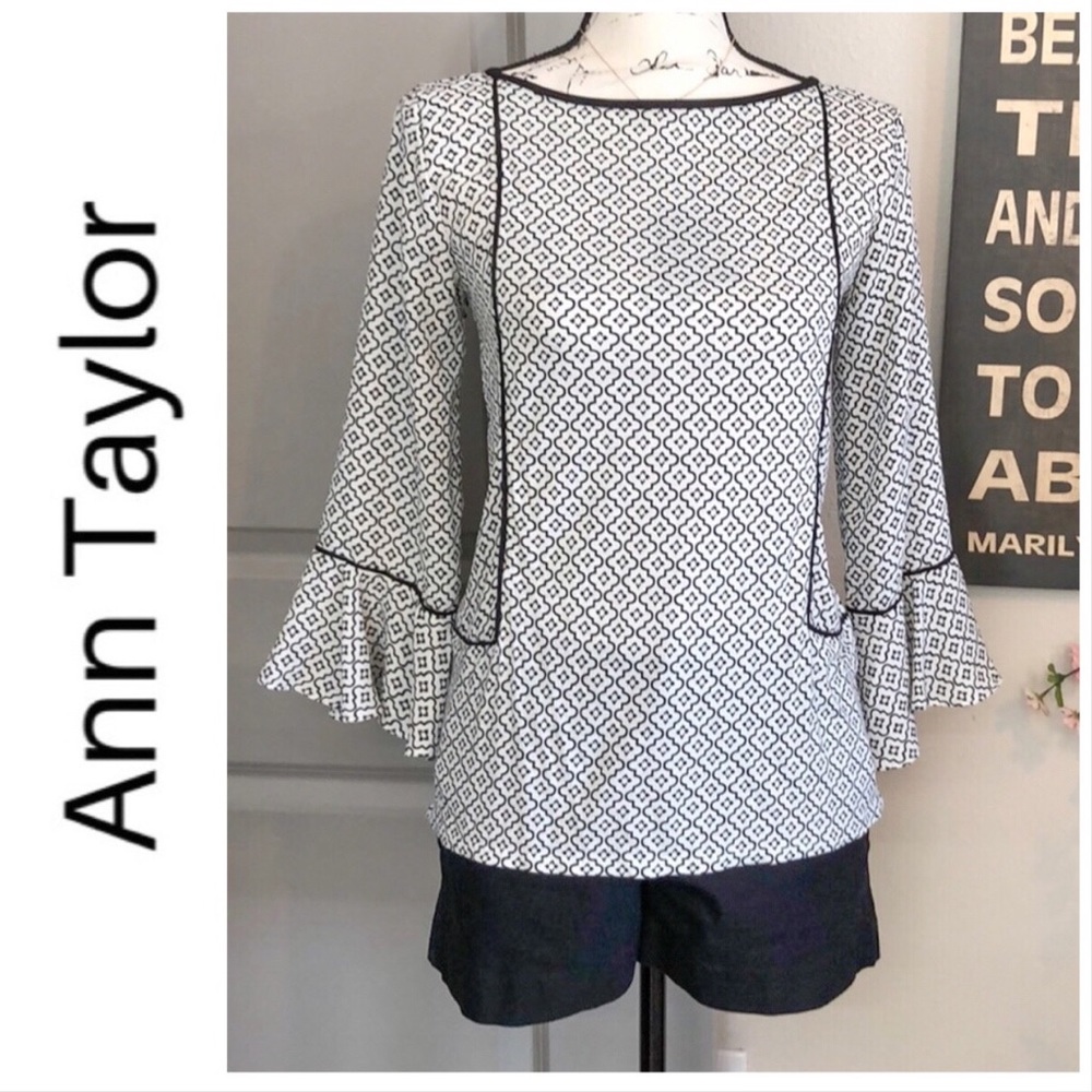 💕Fun Black & White Ann Taylor Loft Top💕